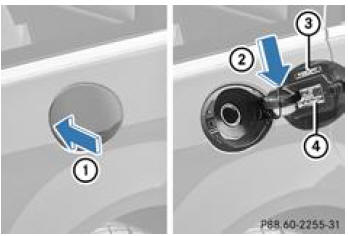 Mercedes-Benz Classe R. Ouverture et fermeture de la trappe du réservoir