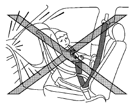 Nissan Leaf. Installation d'un ensemble de retenue d'enfant orienté vers l'arrière à l'aide des ceintures de sécurité