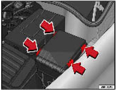 Cache de fusibles dans le compartiment moteur