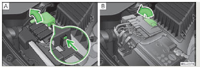 Skoda Roomster. Fig. 120 Batterie du véhicule : relever le cache (boîte de vitesses automatique)/( boîte de vitesses manuelle)