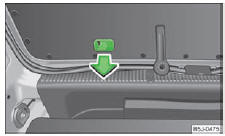 Skoda Roomster. Fig. 158 Déverrouillage de secours du capot du compartiment de chargement