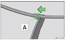 Skoda Roomster. Fig. 31 Balai d'essuie-glace de la lunette arriere