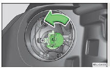 Skoda Roomster. Fig. 146 Démontage de l'ampoule du feu de route