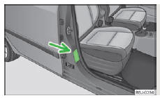 Skoda Roomster. Fig. 104 Autocollant sur le montant b côté passager avant